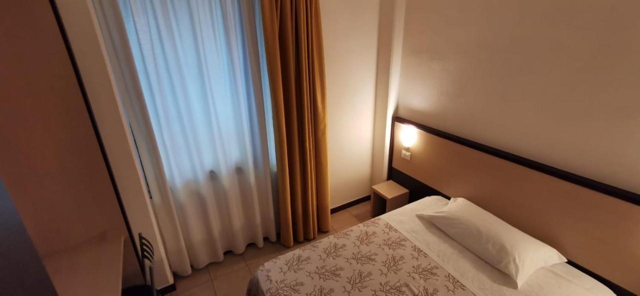 Hotel Rondine Маринелла-ди-Сарцана Экстерьер фото